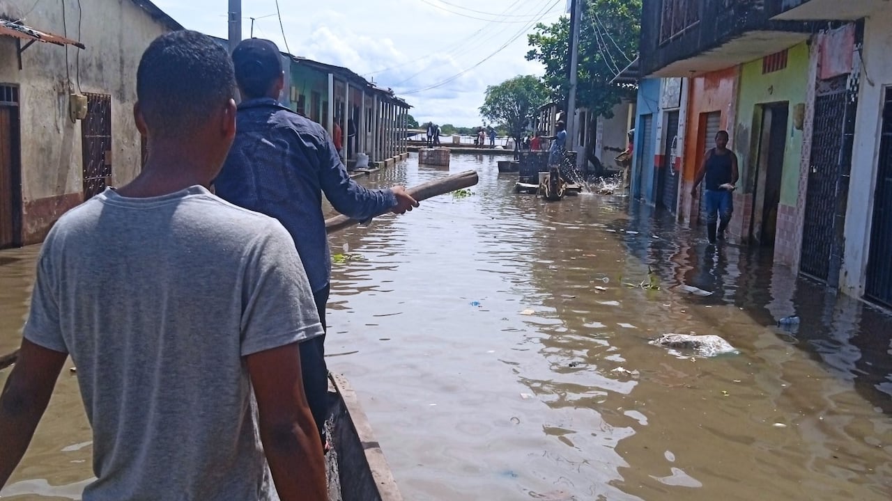 Como si se tratara de Venecia, los habitantes de El Banco, Magdalena, se movilizan en canoas, pero debido al desbordamiento del río.