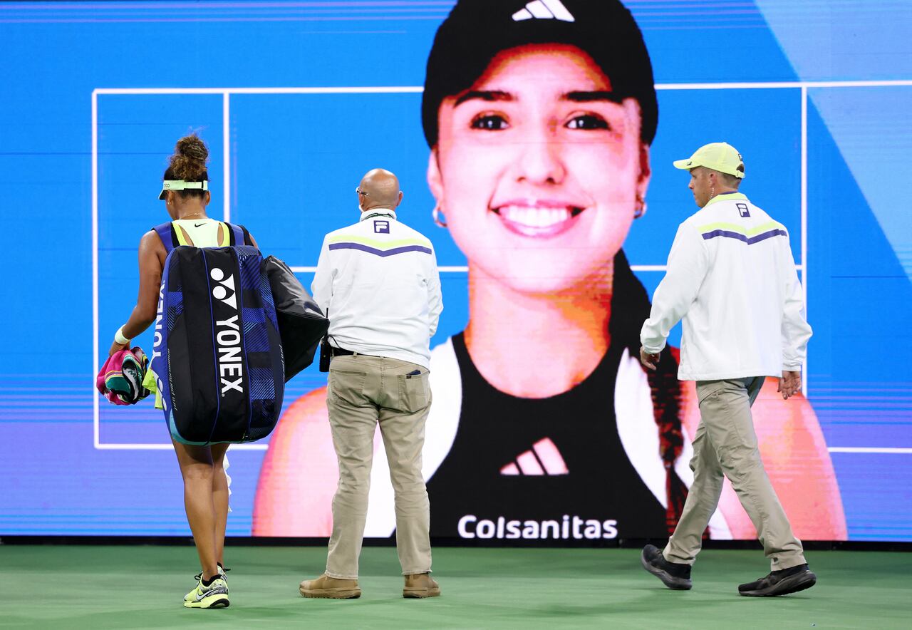INDIAN WELLS, CALIFORNIA - MARCH 05: Naomi Osaka of Japan walks off court after her straight sets defeat against Camila Osorio of Columbia in their first round match during the BNP Paribas Open at Indian Wells Tennis Garden on March 05, 2025 in Indian Wells, California. Clive Brunskill/Getty Images/AFP (Photo by CLIVE BRUNSKILL / GETTY IMAGES NORTH AMERICA / Getty Images via AFP)
