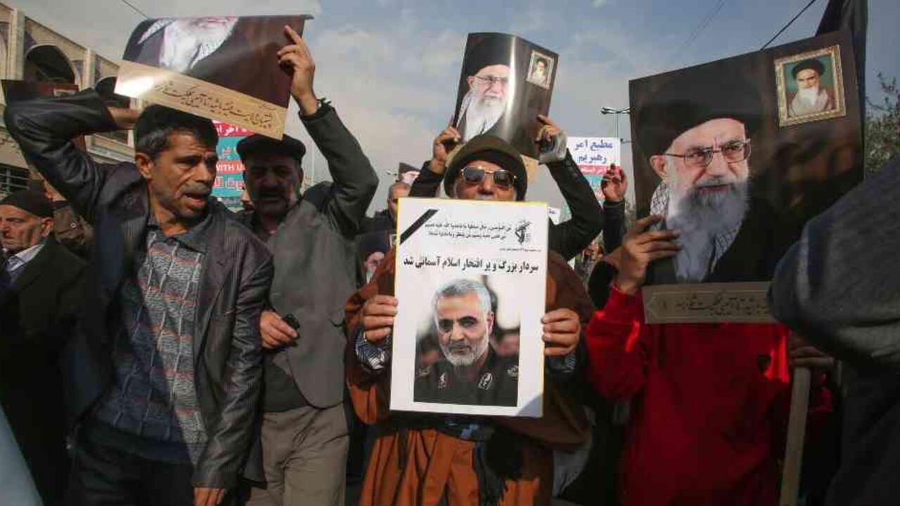 Los iraníes sostienen carteles del líder supremo de Irán, el ayatolá Ali Khamenai (antecedentes) y el comandante asesinado Qasem Soleimani durante una manifestación en la capital Teherán.