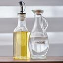 La tradición del uso del vinagre como agente de limpieza se remonta a generaciones pasadas, y hoy en día, sigue siendo una práctica común en muchos hogares debido a su eficacia probada y su bajo costo.