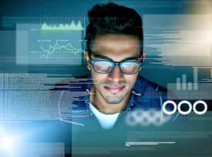 Foto de un joven programador informático que trabaja en el código fuente