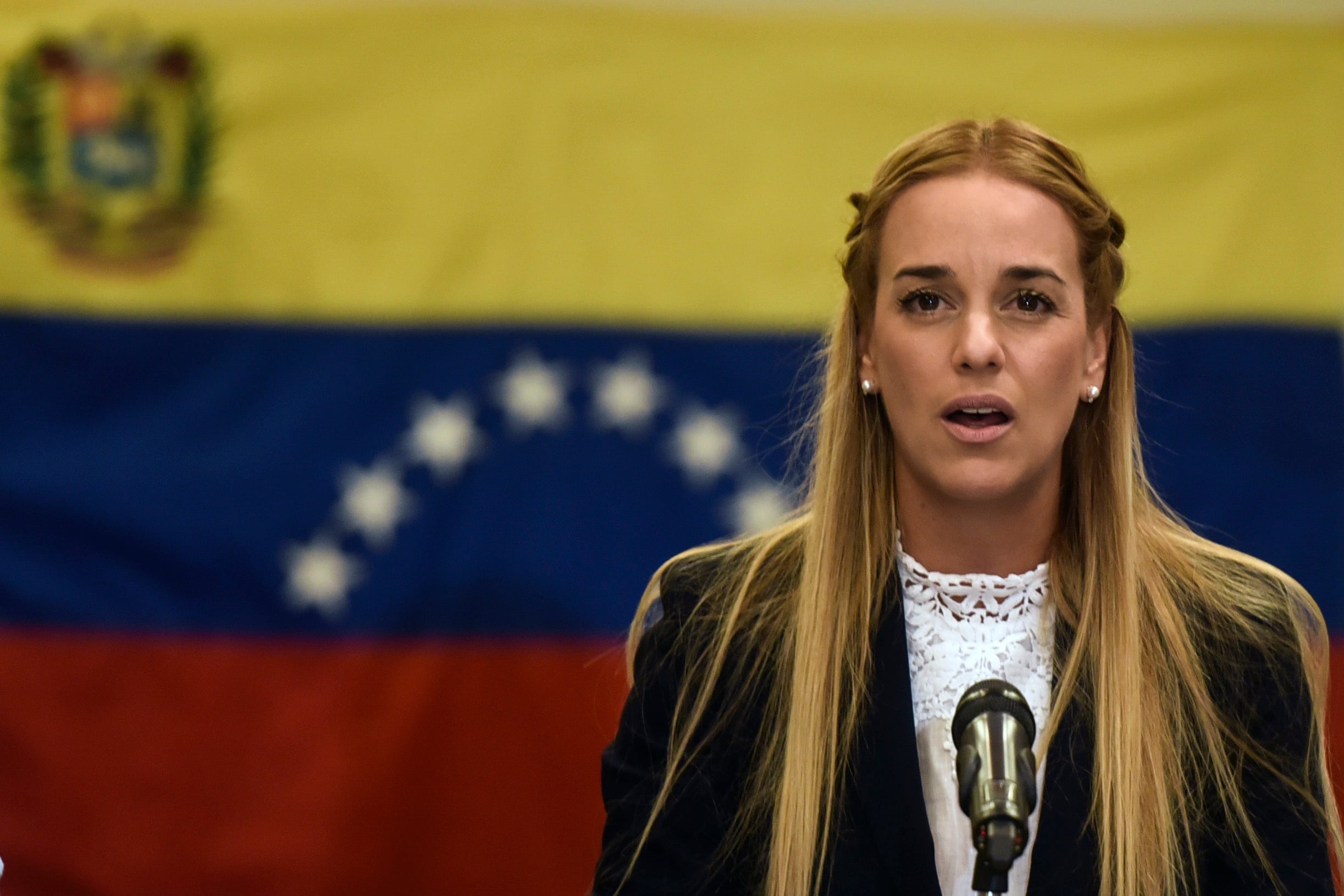  “Tuve que ver a Lilian Tintori llorando en mi despacho todos los lunes durante un año y medio, creo que dándose cuenta del peligro que había pasado. Cuando tú vives el peligro y la situación está en tal tensión, te das cuenta de que, ante todo, tienes que sobrevivir,  y no te puedes parar a pensar; porque si piensas, entonces te derrumbas”, dice Moro.