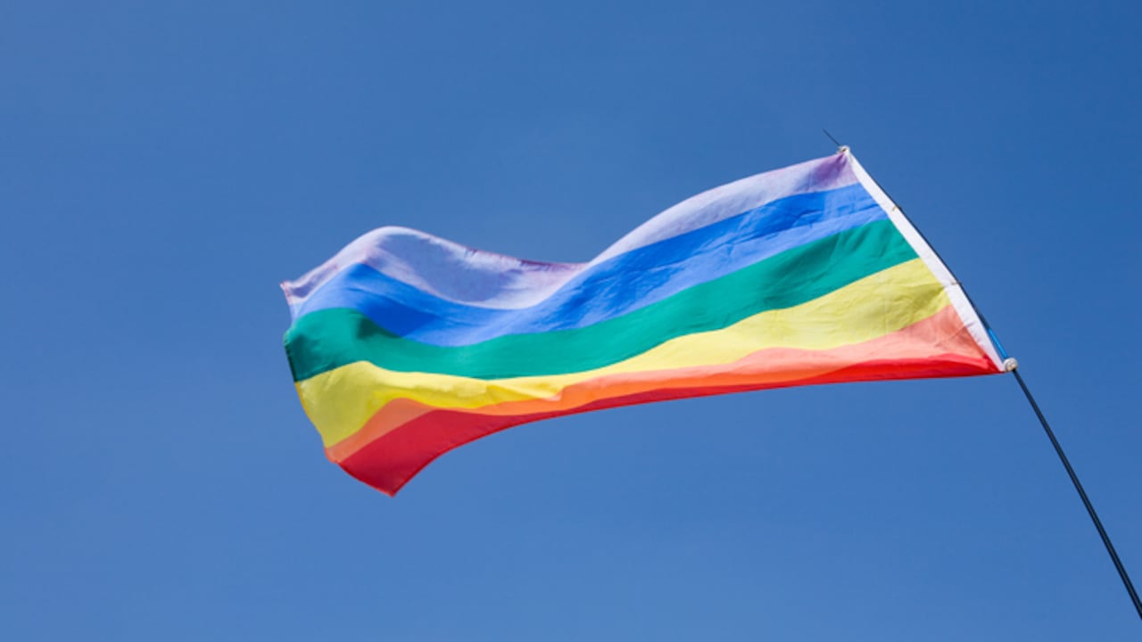 “Importa mucho cómo tratamos a todos en este país. Los estadounidenses LGBTQ, especialmente los niños, son amados, escuchados y esta administración los respalda”, declara el presidente.