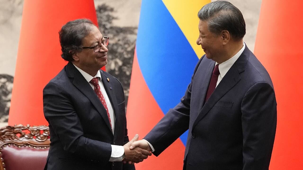 El presidente chino, Xi Jinping, junto al mandatario colombiano, Gustavo Petro, durante una ceremonia de firma en el Gran Salón del Pueblo el miércoles 25 de octubre de 2023.