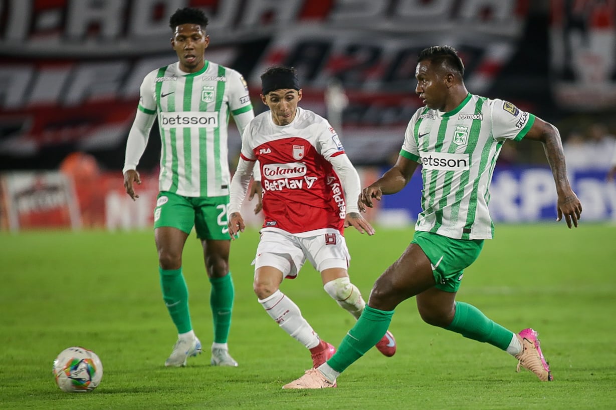 Bogotá. Junio 12 de 2025. Independientemente Santa Fe enfrenta a Atlético Nacional, por encuentro válido de la Liga BetPlay I 2025 de la fecha 4 de los cuadrangulares finales, en el Estadio Nemesio Camacho El Campín. (Colprensa - Cristian Bayona).