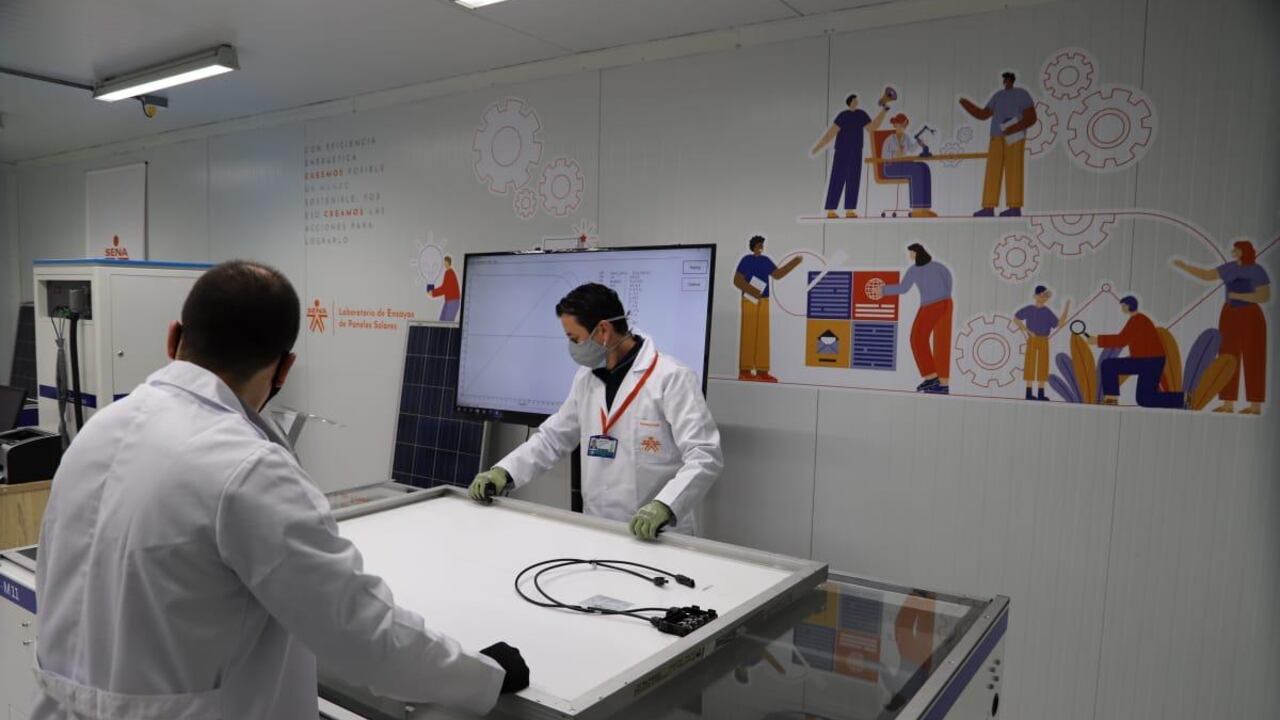 SENA pone en funcionamiento moderno laboratorio de ensayos de paneles solares