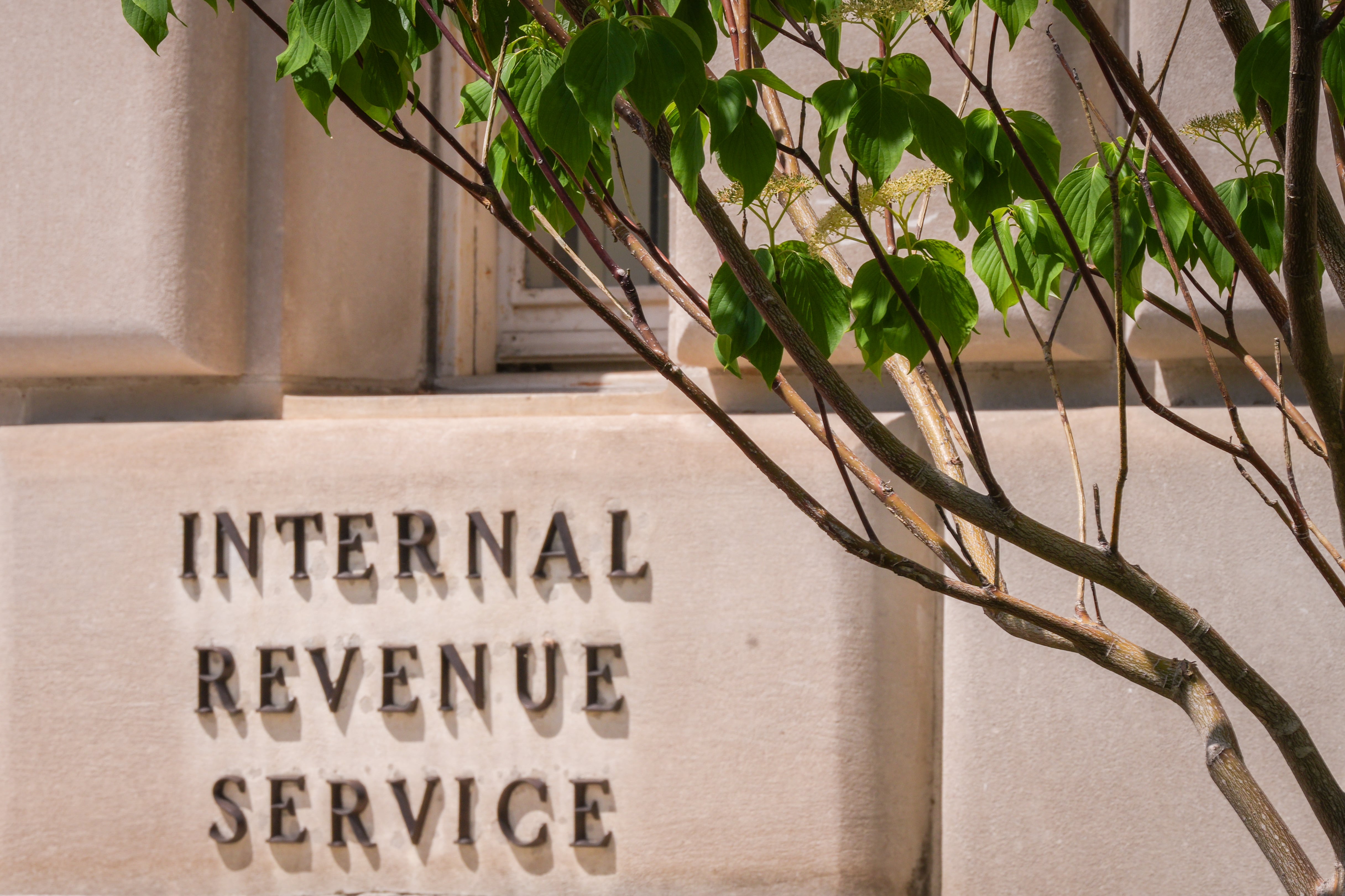 Edificio del IRS, donde se definen las normas fiscales que afectan tus horas extra
(Foto : J. David Ake/Getty Images)