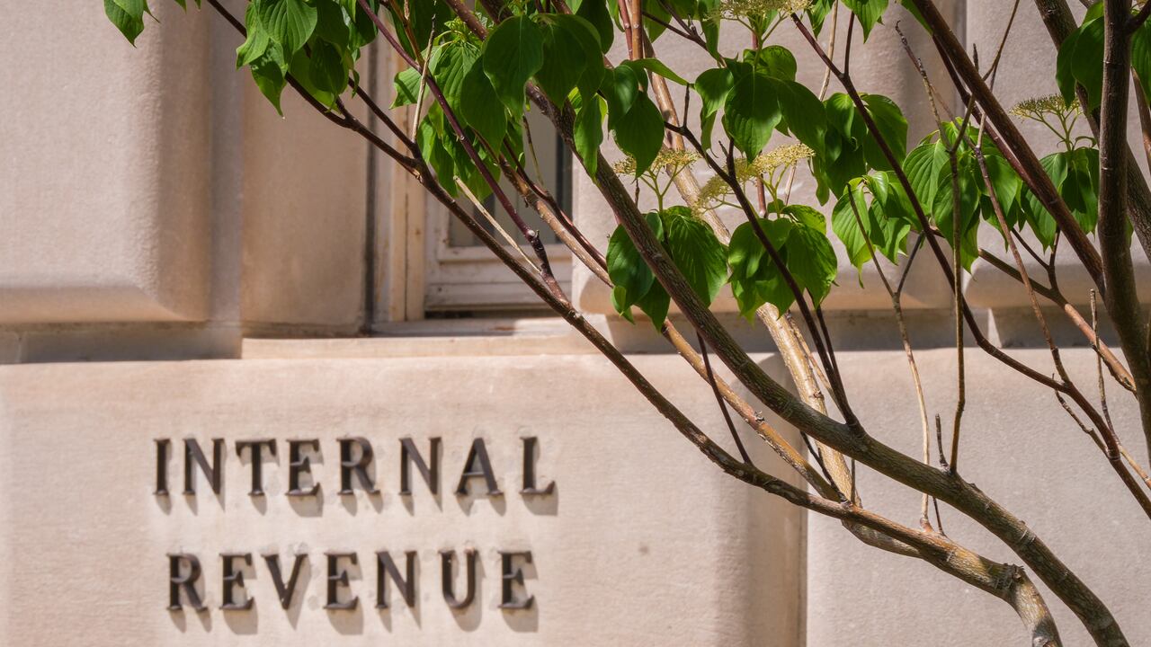 Edificio del IRS, donde se definen las normas fiscales que afectan sus horas extra
(Foto: J. David Ake/Getty Images).