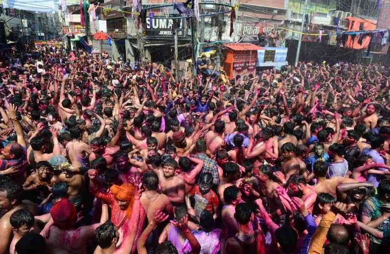 Miles de juerguistas indios bailan en las calles durante las celebraciones cada año.  FOTO:  SANJAY KANOJIA / AFP.