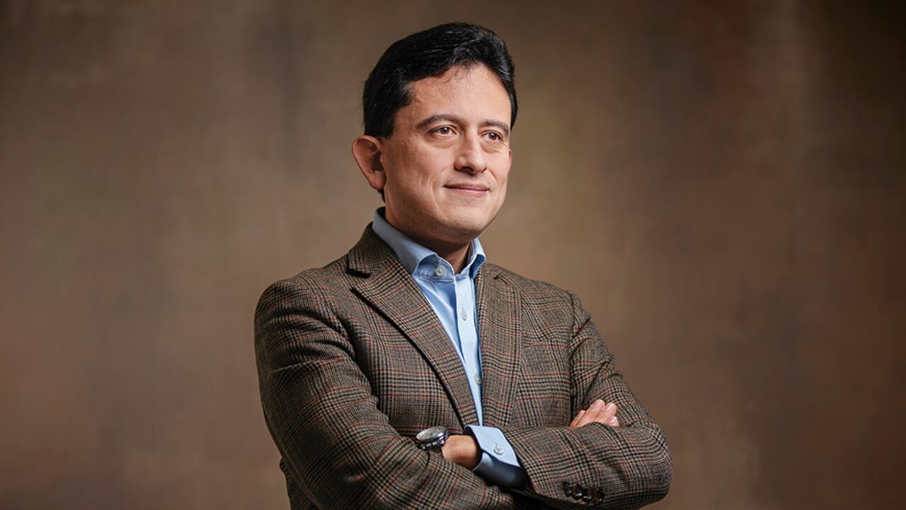 El exministro Luis Carlos Reyes le confesó a SEMANA que teme por su vida. Hoy tiene escoltas, pero no descarta que su esquema de seguridad se reduzca tras su salida del cargo.