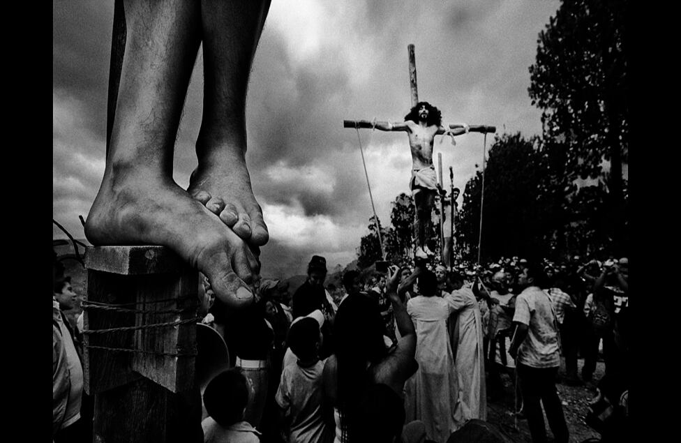 Mientras que esta imagen de Jorge Panchoaga -y la que le sigue- es parte del trabajo que obtuvo el primer premio en esa categoría. La serie retrata una celebración de Viernes Santo en el departamento de Boyacá. 