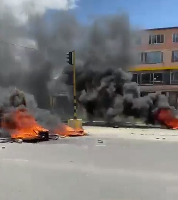 Los manifestantes quemaron llantas para bloquear las vías.