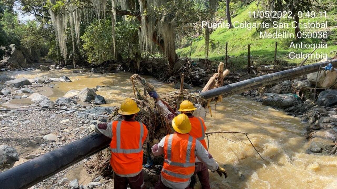 Cuadrilla de EPM trabaja para restablecer el servicio de acueducto en Medellín.
