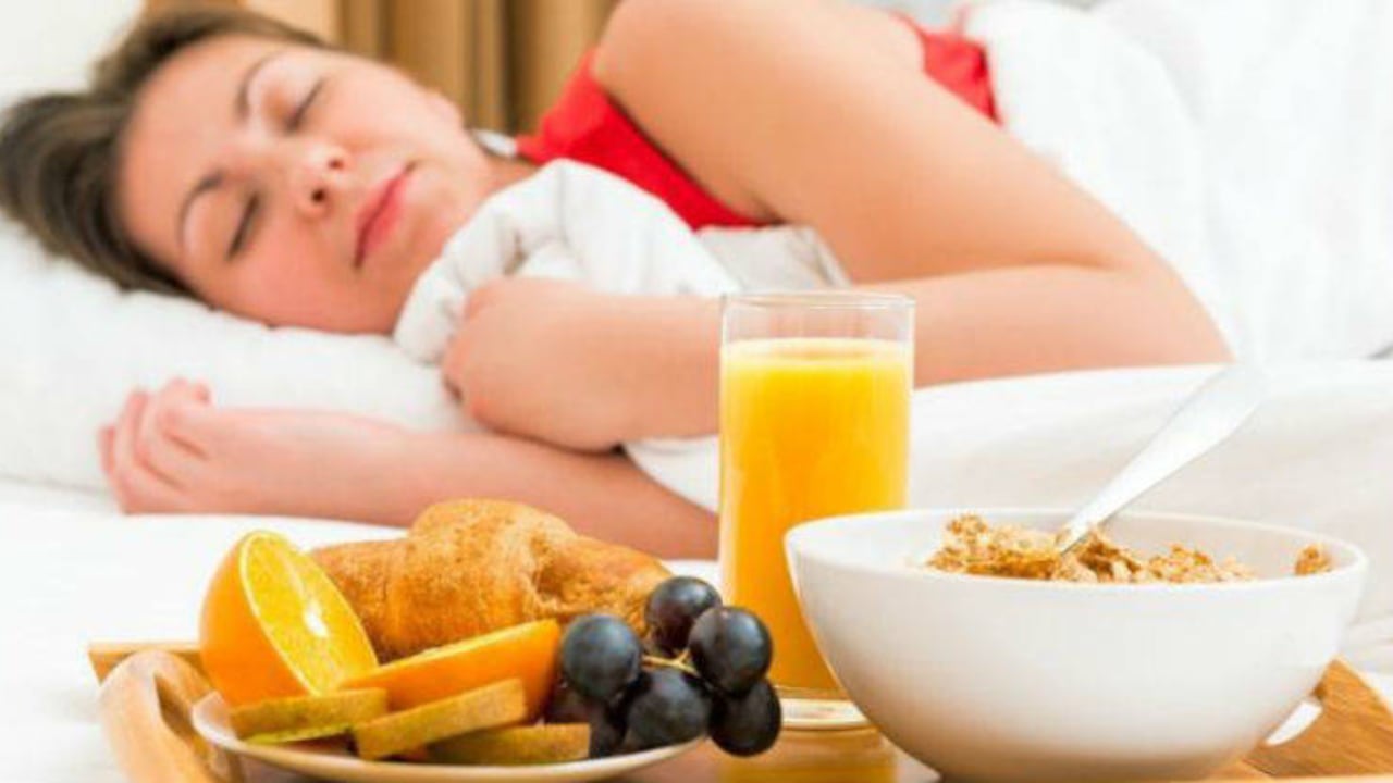 La recomendación de los médicos es que si tiene problemas para mantener su peso controlado o para resistir la llamada de la comida menos saludable, consideres aumentar sus horas de sueño.