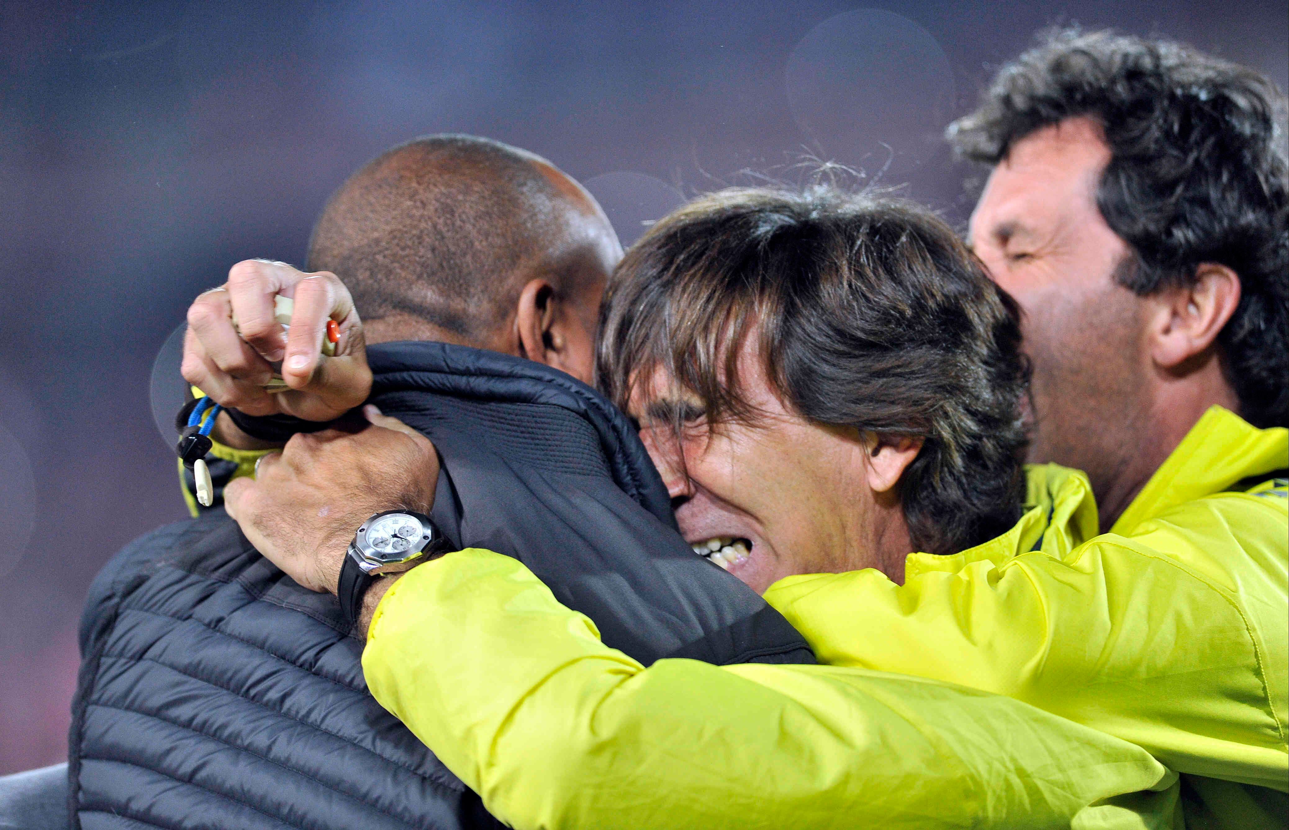 El técnico de Santa Fe, Gustavo Costas, celebra la novena estrella de su equipo tras proclamarse campeón del torneo clausura 2016 del fútbol profesional colombiano, el domingo 18 de diciembre de 2016, en el Campín, en Bogotá, luego de vencer al Tolima 1-0 con un gol de Héctor Urrego.