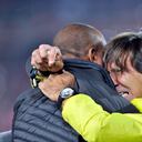 El técnico de Santa Fe, Gustavo Costas, celebra la novena estrella de su equipo tras proclamarse campeón del torneo clausura 2016 del fútbol profesional colombiano, el domingo 18 de diciembre de 2016, en el Campín, en Bogotá, luego de vencer al Tolima 1-0 con un gol de Héctor Urrego.