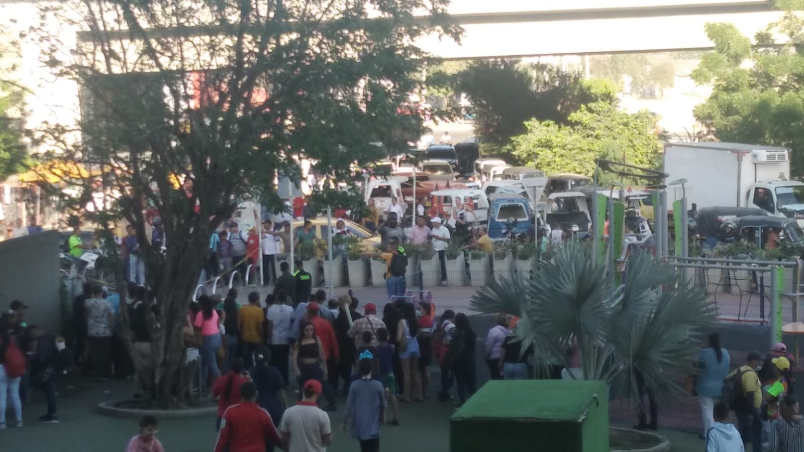 El hecho ocurrió en medio de una gran multitud a las afueras del centro comercial