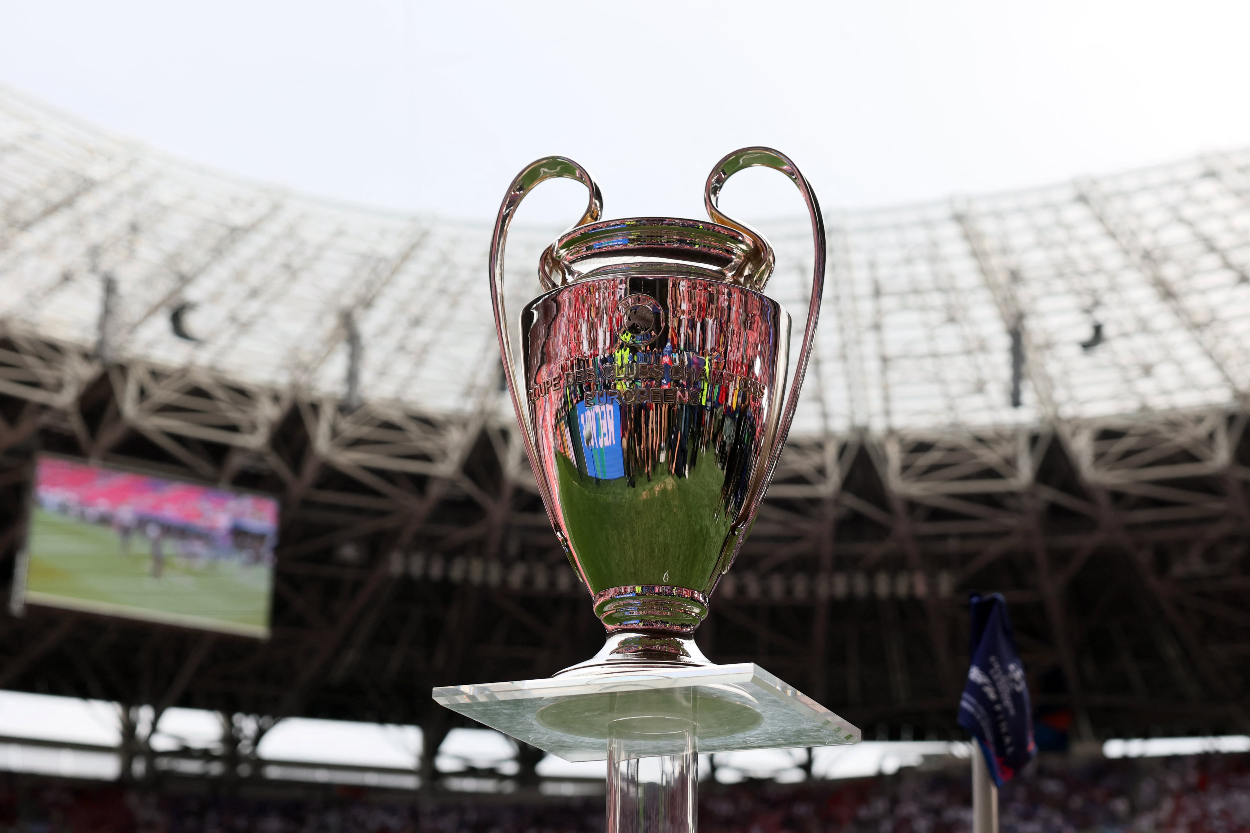 El trofeo aparece en la fotografía tomada antes de la final de la Liga de Campeones de la UEFA entre el Paris Saint-Germain (PSG) y el Arsenal FC en el Puskas Arena de Budapest el 30 de mayo de 2026. (Foto de Odd ANDERSEN / AFP)