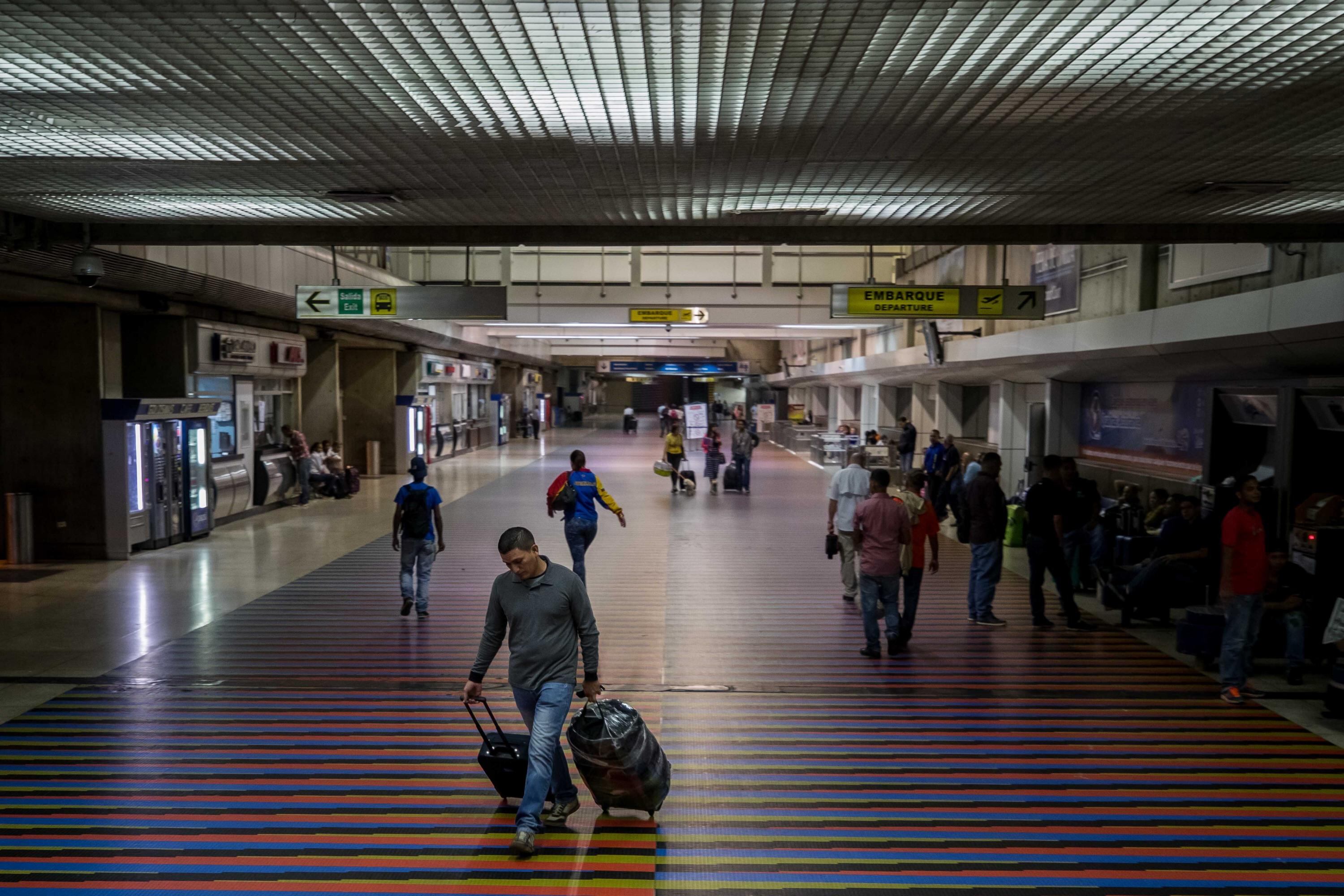 En la imagen, algunos viajeros en el aeropuerto internacional Simón Bolívar, en Maiquetía (Venezuela).