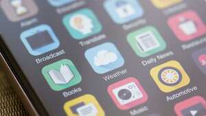 Pantalla de inicio del teléfono inteligente con el ícono del clima enfocado. Aplicaciones móviles instaladas enumeradas en la pantalla. redes sociales