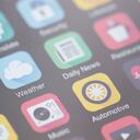 Pantalla de inicio del teléfono inteligente con el ícono del clima enfocado. Aplicaciones móviles instaladas enumeradas en la pantalla. redes sociales