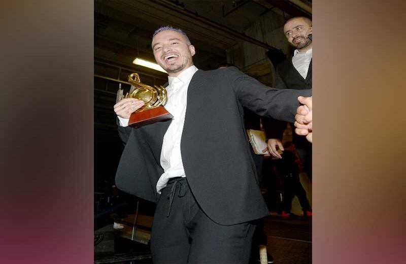 J Balvin sorprendió con su cabello tinturado de morado.  Fue reconocido en la categoría Álbum Urbano del Año. Foto:  Gustavo Caballero / GETTY IMAGES NORTH AMERICA / AFP