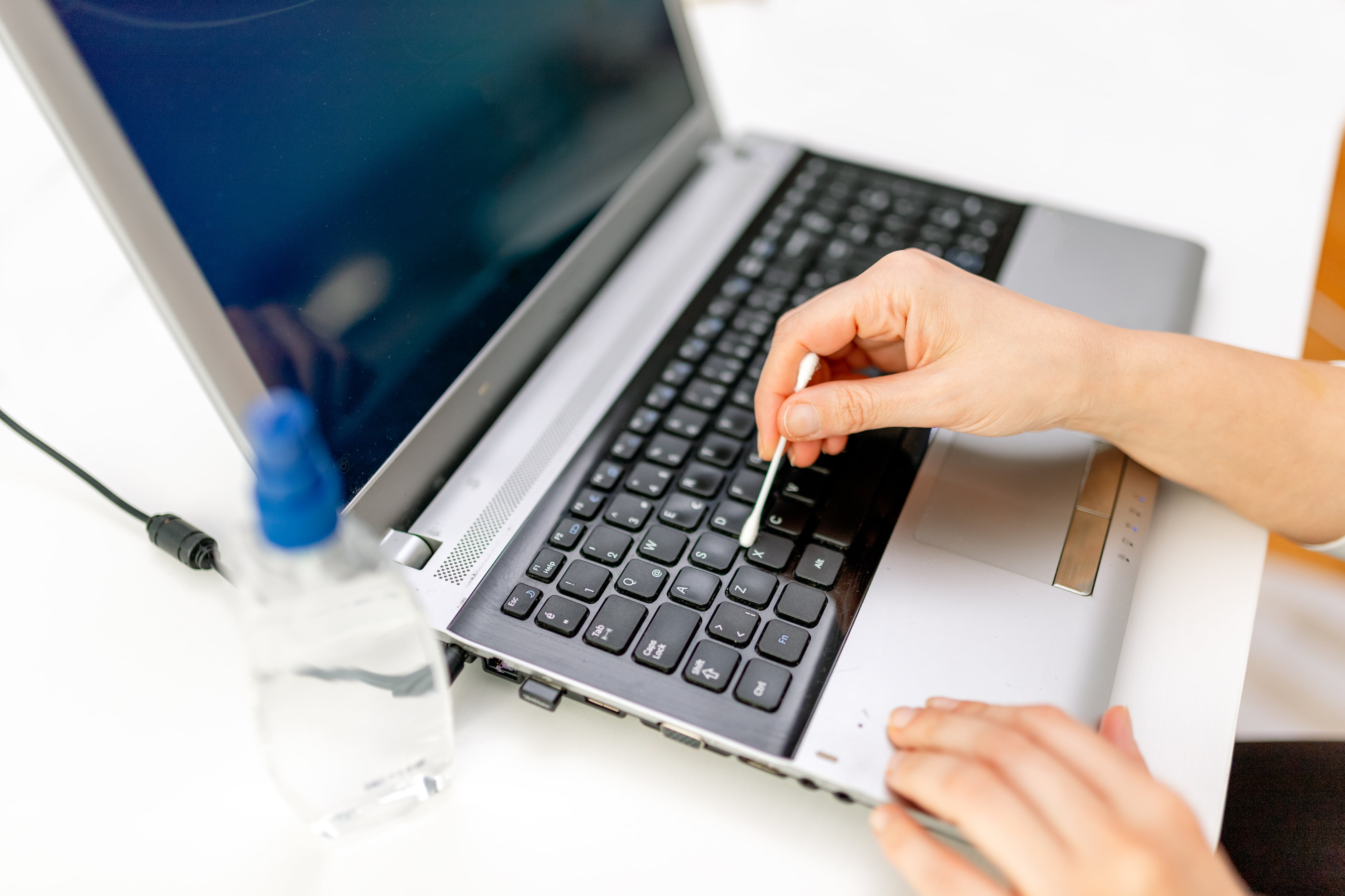 La limpieza regular y el mantenimiento del teclado  son prácticas esenciales.