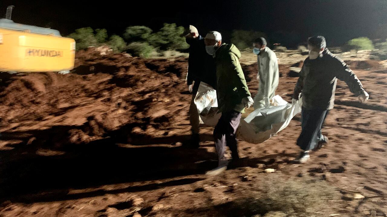 Se han recuperado miles de cuerpos en los días posteriores a la tormenta, y muchos más aún están desaparecidos, especialmente en la ciudad de Derna, la más afectada, donde dos presas rompieron como resultado de las fuertes lluvias. (Foto AP/Yousef Murad)