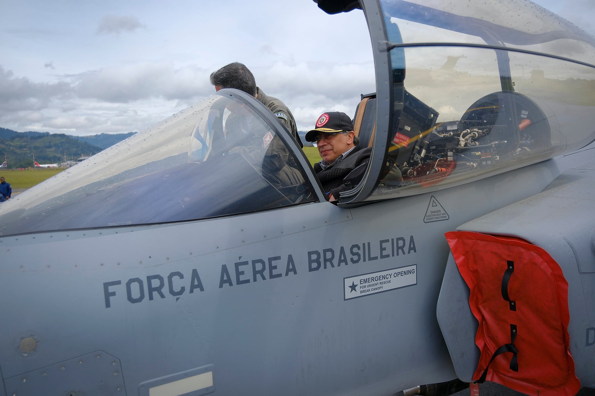 El presidente, Gustavo Petro, en la inauguración de la decimosegunda edición de la Feria Internacional Aeronáutica y Espacial 'F-AIR Colombia 2025', en el aeropuerto internacional José María Córdoba de Rionegro (Antioquia)
