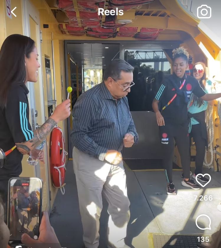 Álvaro González bailando con las jugadoras de la Selección Colombia
