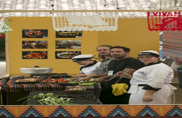 Los integrantes de Tacos Kokopelli, uno de los restaurantes que vino desde México al evento.