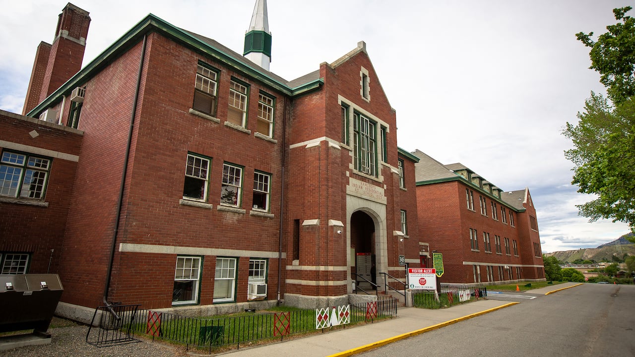 Unos 150.000 niños indígenas, mestizos y esquimales fueron reclutados a la fuerza en 139 internados en Canadá, donde fueron separados de sus familias, lengua y cultura. (Andrew Snucins/The Canadian Press via AP)