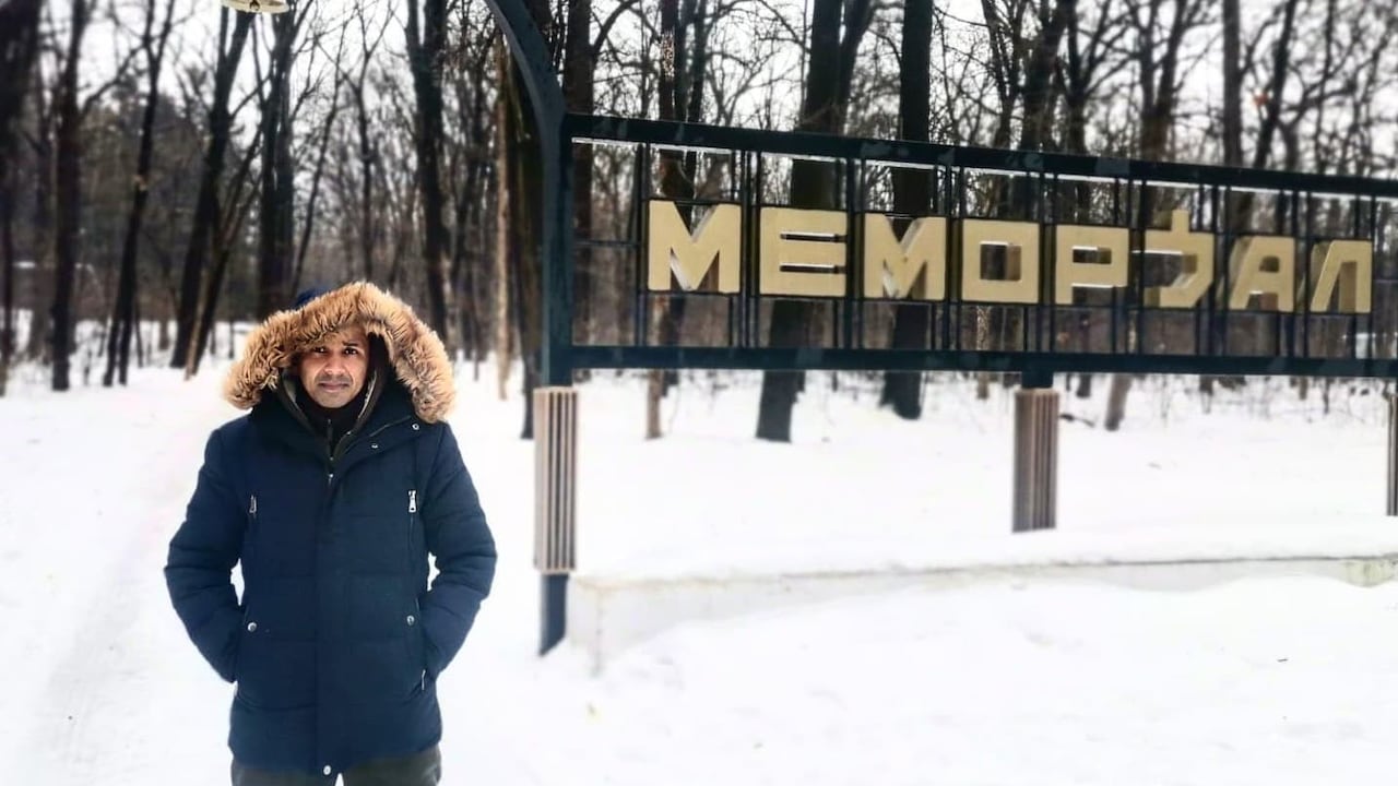 Frediany Gómez está casado con una mujer ucraniana y trabaja como guía turístico en Járkov, una urbe industrial y universitaria en la se hablan dos idiomas (ucraniano y ruso), muy cerca a la frontera con Rusia.