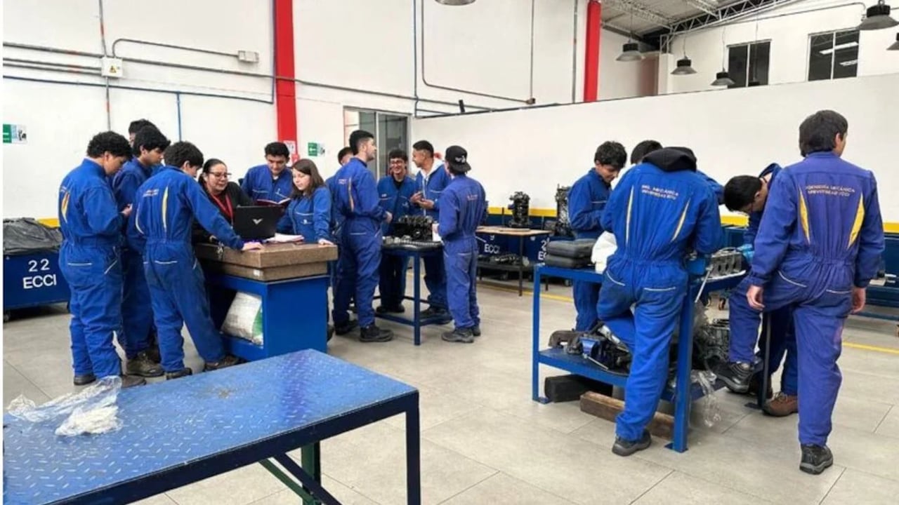 El laboratorio cuenta con vehículos eléctricos e híbridos para realizar prácticas relacionadas con diagnóstico y mantenimiento.