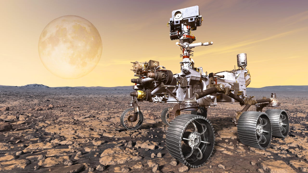 Una de las fotografías que ha llamado la atención, pues el rover Perseverance capturó un extraño fenómeno similar al de un arcoíris, a pesar de que científicamente no es posible encontrar ningún arcoíris en el planeta Marte.
