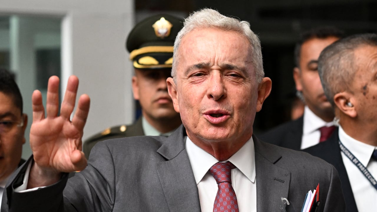 Colombian former President Alvaro Uribe gestures as he speaks to the press outside a court complex at the end of his trial in Bogota on February 10, 2025. The oral trial against former Colombian president Alvaro Uribe for procedural fraud and witness tampering began on February 6, 2025, despite requests from the defense to postpone what is the last stage in the historic criminal trial before the verdict. (Photo by Raul ARBOLEDA / AFP)