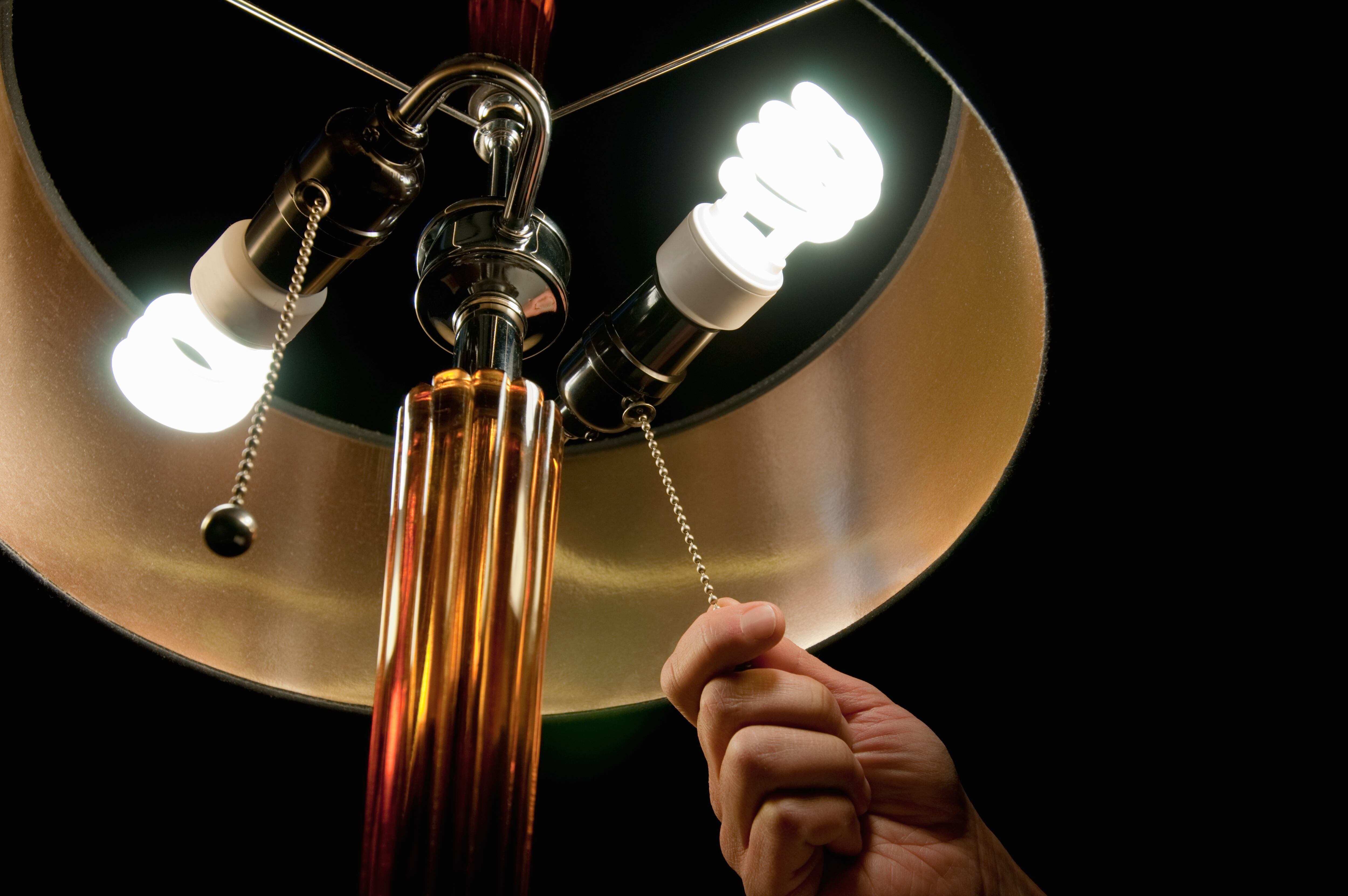 La eficiencia de una bombilla no está relacionada con el color de la luz que produce.