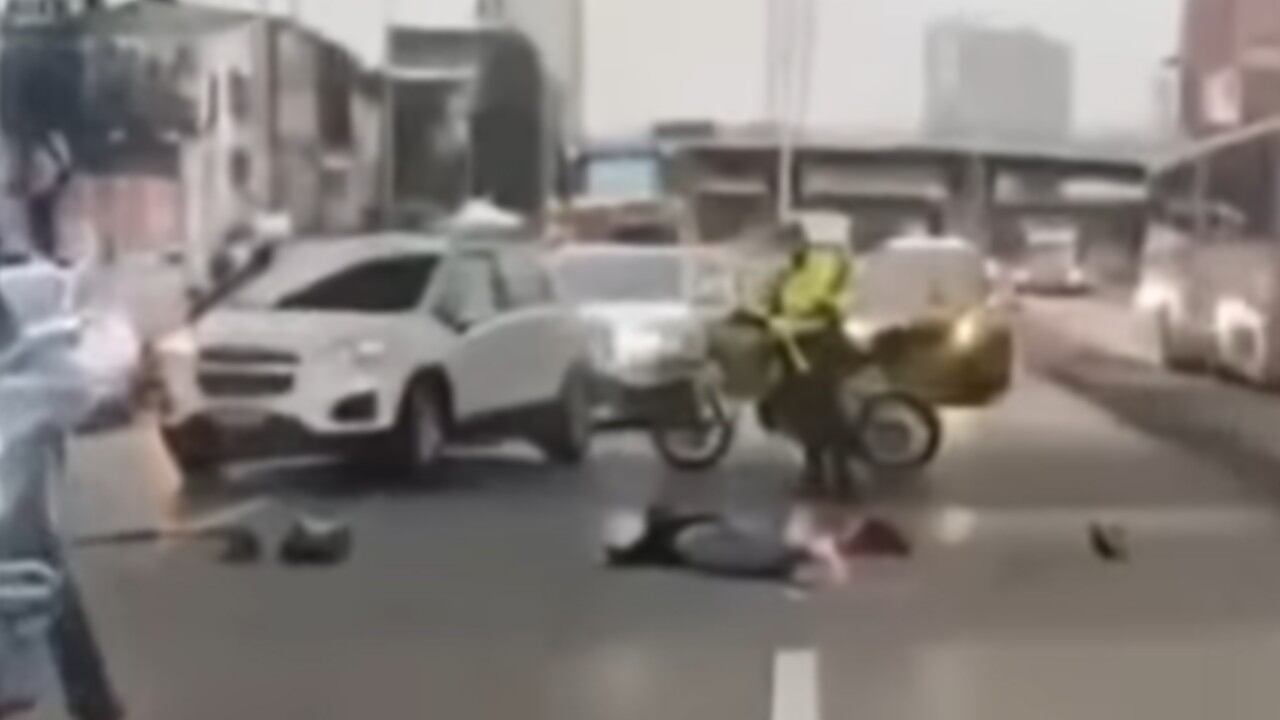 Motociclista murió al caer de un puente y su acompañante se salvó.