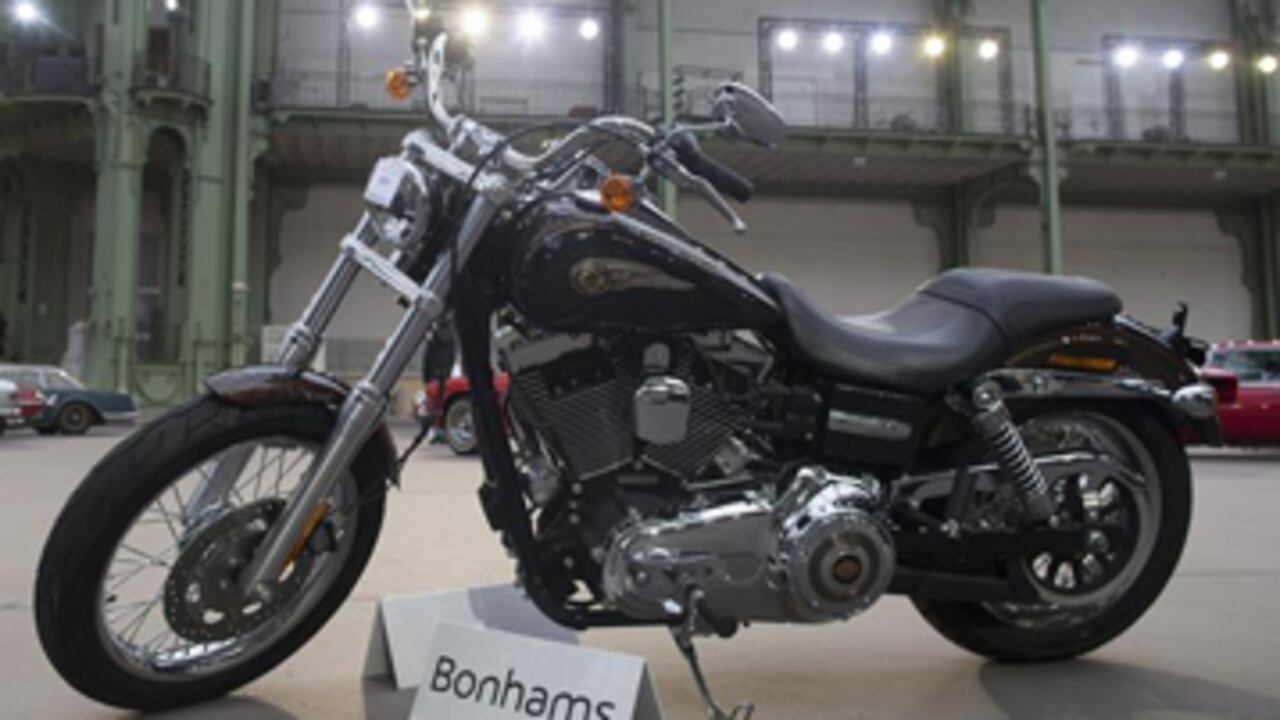 La Harley Davidson Dyna Super Glide 2013 fue un regalo, parte del 110º aniversario de la firma.