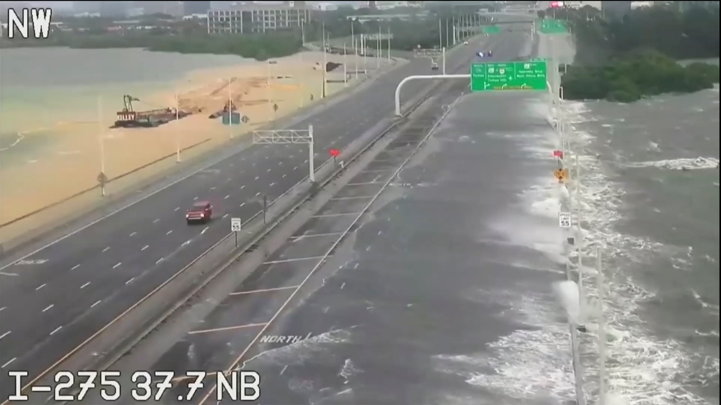 Esta foto proporcionada por el FDOT muestra la carretera interestatal 275 inundada sobre la Bahía de Tampa, Florida, el miércoles 30 de agosto de 2023. El huracán Idalia se dirigió hacia la región de Big Bend de Florida el miércoles por la mañana, amenazando con marejadas ciclónicas mortales y vientos destructivos en un área no acostumbrada a tales golpeando