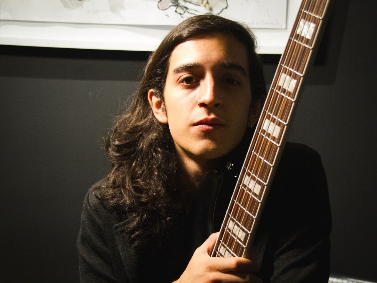 Nicolás Gámez es un destacado bajista eléctrico colombiano, reconocido por su versatilidad y trayectoria en la escena del jazz y otros géneros musicales. Formado en la Pontificia Universidad Javeriana y actualmente en la Universidad Sergio Arboleda, ha participado en algunos de los festivales más importantes del país como Estéreo Picnic, Jazz al Parque, Rock al Parque y Cordillera, colaborando con artistas de diversos estilos.