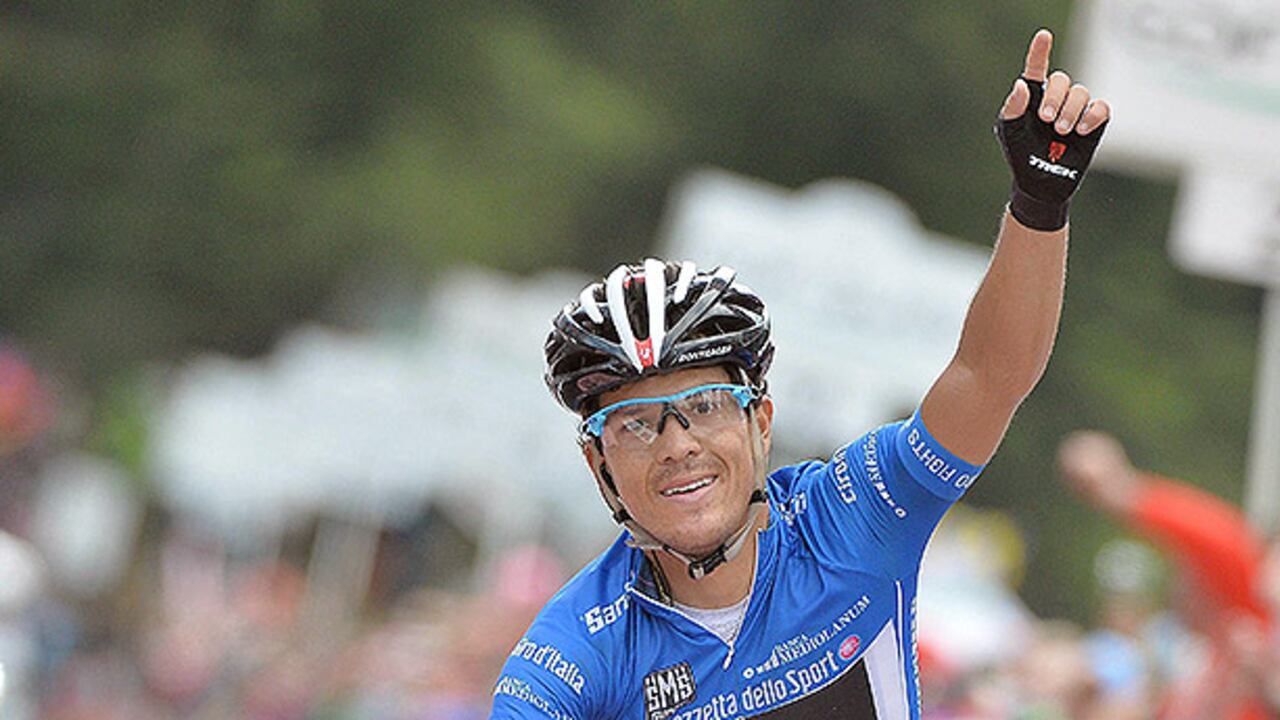 El ciclista colombiano Julian Arredondo del equipo Trek Factory Racing celebra su victoria a la llegada a meta de la 18 etapa del Giro d'Italia, con un recorrido de 171 km entre las ciudades de Belluno y Rifugio Panarotta (Italia).