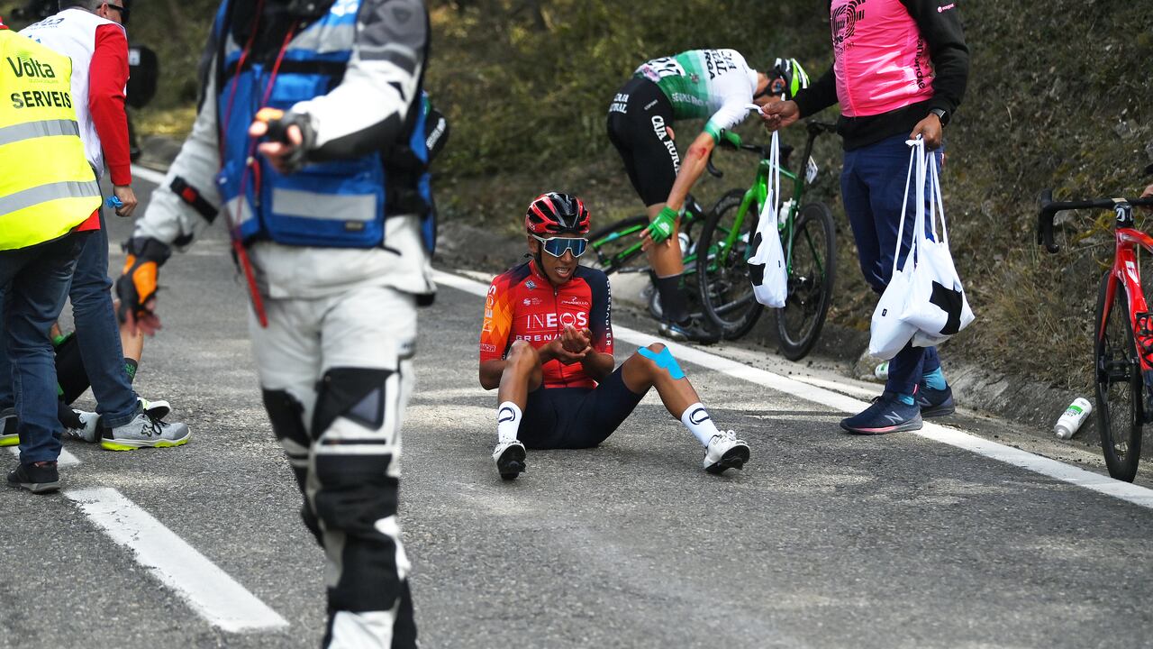 Egan Bernal al momento de la caída en la Vuelta a Cataluña