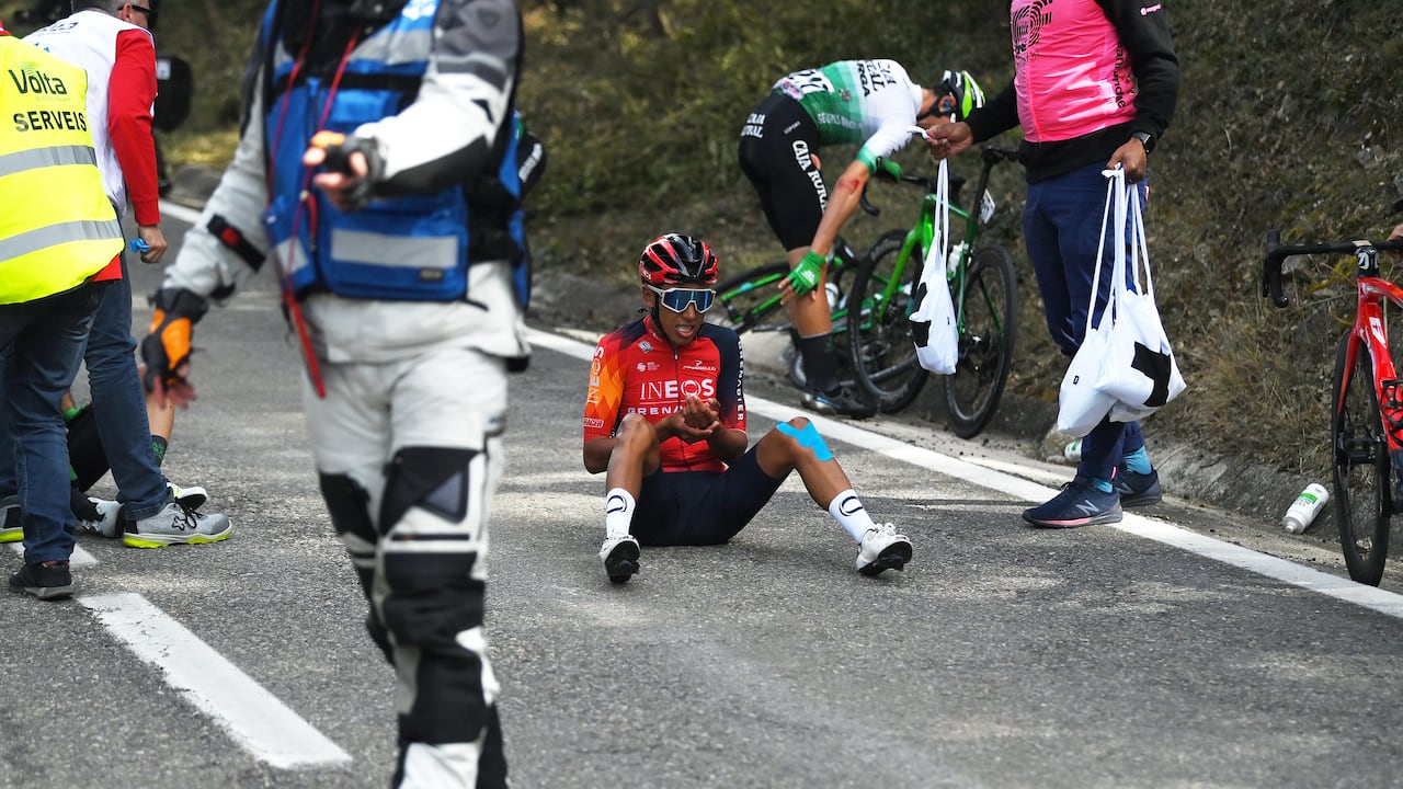 Egan Bernal al momento de la caída en la Vuelta a Cataluña.