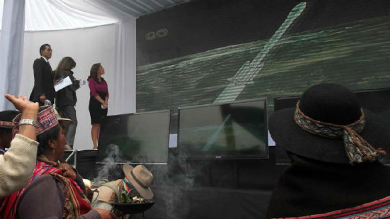 El gobierno instaló una pantalla para ver el lanzamiento.