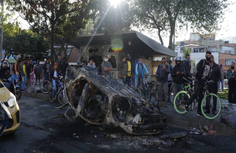 En Suba Rincón un vehículo de la Policía continúa a mitad de la vía principal. Guillermo Torres / SEMANA