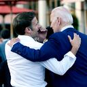 El presidente francés, Emmanuel Macron, le susurra al presidente estadounidense, Joe Biden, luego de su cena en la Cumbre del G7 en Elmau, Alemania, el 26 de junio de 2022. (AP Photo/Susan Walsh, File)