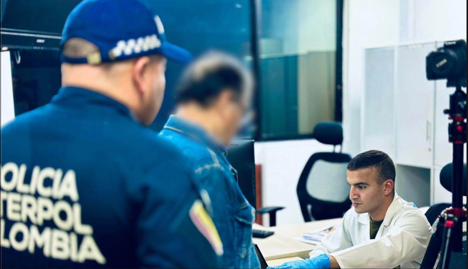 El coronel Edwin Urrego Pedraza, director de Investigación Criminal e Interpol, manifestó que, según los elementos materiales probatorios y evidencia recopilados durante la investigación, el presunto abusador habría subido a internet alrededor de 379 imágenes y videos con contenido explícito de abuso sexual de menores