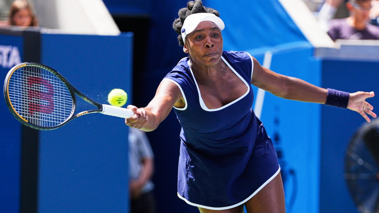 Venus Williams devuelve un tiro durante la competencia de dobles mixtos del torneo de tenis Abierto de Estados Unidos en Nueva York, el martes 19 de agosto de 2025. (Foto AP/Yuki Iwamura)