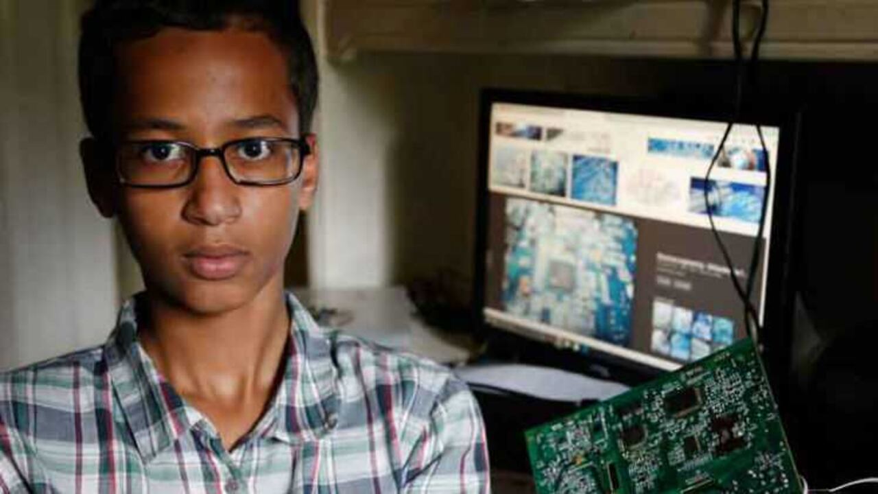 El aparato sonó mientras su grupo estaba en curso de inglés.